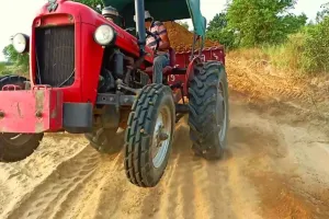 बरेली: मिट्टी ढोने वाली ट्रैक्टर-ट्रालियों पर लिखवाए ईंट भट्ठों का नाम