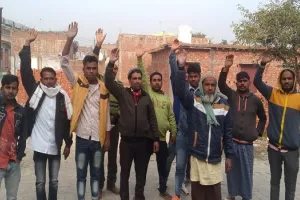 संभल : राशन के साथ नमक, तेल व चना तौलने पर भड़के उपभोक्ता, प्रदर्शन