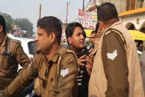 बिजनौर : हकीम से लूट का प्रयास करते बदमाश को पकड़ पुलिस को सौंपा, तीन फरार