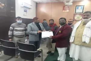 मुरादाबाद : लेखपाल व प्रधान पति पर मुकदमा दर्ज कराने की मांग