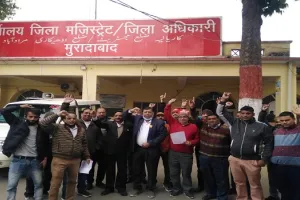 मुरादाबाद : जीएसटी की दरें कम करने को किया प्रदर्शन