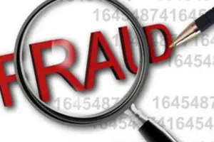 मुरादाबाद : ग्रामीणों ने शाखा प्रबंधक व कैशियर पर खाते से पैसे निकालने का लगाया आरोप, हंगामा