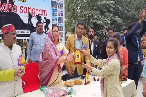 हरदोई: जिला पंचायत अध्यक्ष प्रेमावती ने बच्चों को किया पुरस्कृत