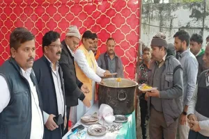 अमरोहा : भाजपा कार्यकर्ताओं ने श्रमिकों को बांटी खिचड़ी