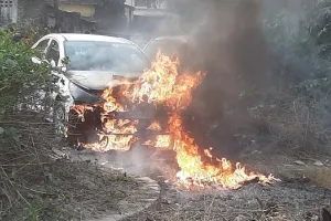 मुरादाबाद : जलते कूड़े के ढेर पर खड़ी कार में लगी भीषण आग, टला बड़ा हादसा