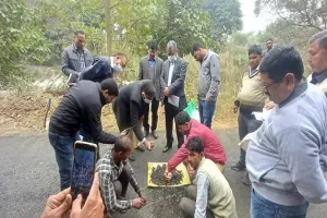 बिजनौर : नारियल फोड़ने से टूटी सड़क की टीम ने तीसरी बार लिए सैंपल