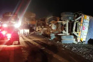 रायबरेलीः टायर फटने से दो ट्रकों में हुई जोरदार टक्कर, हाईवे पर लगा लंबा जाम