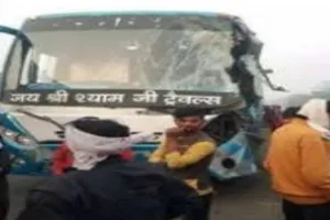 बाराबंकी: खड़े ट्रक से टकराई डबल डेकर बस, यात्रियों ने हाईवे पर किया हंगामा