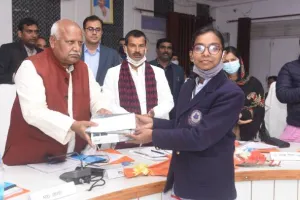 अयोध्या: मेधावियों को टैबलेट और नगद धनराशि देकर किया सम्मानित