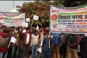 सीतापुर: कृषि अधिकारी के खिलाफ व्यापारियों ने खोला मोर्चा, किया प्रदर्शन