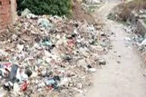 सीतापुर: नहीं आते सफाई कर्मी, गांवों में लगे कूड़े के ढेर