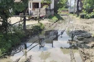 सीतापुर: नहीं सुनी जा रही फरियाद, कीचड़ से गुजरने को मजबूर