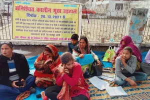 सीतापुर: दबंगों से पीड़ित महिला परिवार के साथ कर रही अनशन, जानें पूरा मामला