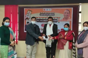 अमेठी: कलेक्ट्रेट सभागार में आशा बहुओं को वितरित किए गए स्मार्टफोन