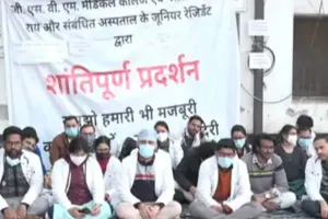 कानपुर : जूनियर डॉक्टरों की हड़ताल के चलते ओपीडी में परेशान दिखे मरीज और तीमारदार