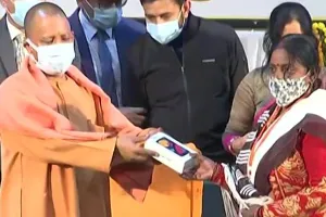 मुख्यमंत्री योगी ने आशा बहुओं को वितरित किए स्मार्टफोन, बढ़ाया मानदेय