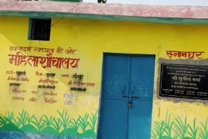 सीतापुर: सरकारी शौचालयों में लटक रहे ताले, खुले में शौच जाने को मजबूर ग्रामीण