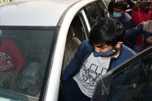 आयकर विभाग ने इत्र कारोबारी के कानपुर, कन्नौज, गुजरात व मुंबई स्थित प्रतिष्ठानों पर एक साथ की कार्रवाई, बेटे को लिया हिरासत में