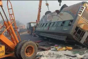 कानपुर में अनियंत्रित होकर पलटी डबल डेकर बस, मची अफरा-तफरी