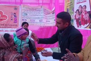 अयोध्या: नगर आयुक्त विशाल सिंह ने महिलाओं को बांटी फलों की टोकरी