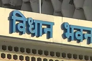 विधान भवन के बाहर अचानक मच गई हलचल, व्यक्ति ने खुद पर केरोसिन उड़ेल किया आत्मदाह का प्रयास