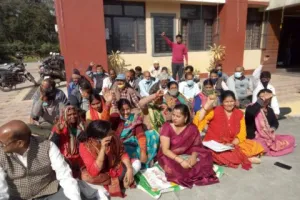 हल्द्वानी: हाथियों से परेशान ग्रामीण वन संरक्षक कार्यालय में धरने पर बैठे, सोलर फेंसिंग लगाने की मांग