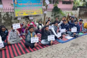 हल्द्वानी: धामी सरकार पर लगाया वादा खिलाफी का आरोप, दोबारा धरने पर बैठे सफाई कर्मचारी