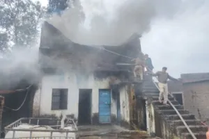 हल्द्वानी: खुलते ही धधकी लीसा फैक्ट्री, भड़की क्रोध की आग