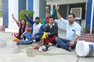हल्द्वानी: पेयजल किल्लत से जूझ रहे लोग, अधिशासी अभियंता के दफ्तर के सामने कपड़े धोकर जताया विरोध
