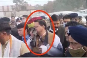 हल्द्वानी: बगैर मास्क पहने पहुंचे मुख्यमंत्री धामी, धूल उड़ी तो नाक में लगाया मफलर, कितनी बार लगाया… देखें Video