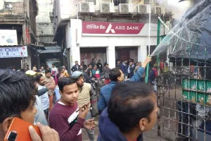 लखनऊ: अमीनाबाद के कूल कॉर्नर में लगी भीषण आग, लाखों का हुआ घाटा