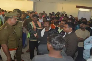 अयोध्या: अंदर बोर्ड की बैठक और बाहर सफाई कर्मियों का हंगामा, जानें क्या है पूरा मामला?