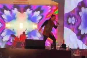 काशी फिल्म फेस्टिवल: कैलाश खेर के गीतों पर जमकर झूमा बनारस, देखें वीडियो