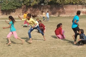 बरेली: अव्यवस्था के बीच खेले बच्चे, अफसर बजट का रोना रोते रहे