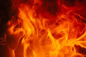 लखनऊ: हुसैनाबाद में बीच रोड पर बनी मजार में लगी आग