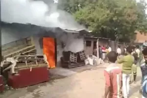 कानपुर: शॉर्ट सर्किट से फर्नीचर गोदाम में लगी आग, आधे घंटे बाद पहुंची फायर ब्रिगेड की गाड़ी