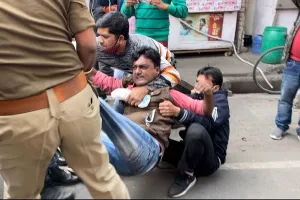 लखनऊ: बीजेपी कार्यालय के बाहर शिक्षक और अभ्यर्थियों ने किया धरना प्रदर्शन