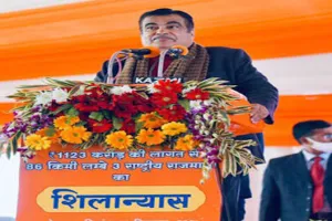 उप्र में अगले पांच साल में बनेंगी पांच लाख करोड़ रुपये की सड़कें: गडकरी