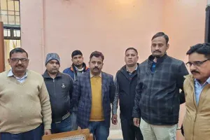 उन्नाव: चिकित्सा अवकाश के नाम पर घूस लेते एंटी करप्शन टीम ने रंगे हाथ कर्मचारी को पकड़ा