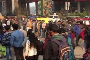 कोविड पाबंदियां: दिल्ली के मेट्रो स्टेशनों के बाहर लगातार दूसरे दिन भी बना रहा लंबी कतारों का सिलसिला