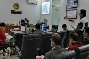 अमेठी: सड़कों को गड्ढा मुक्त करने को लेकर जिलाधिकारी ने की समीक्षा, दिए निर्देश