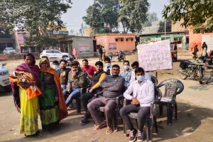 सीतापुर: डिप्लोमा फार्मासिस्ट संघ ने किया कार्य बहिष्कार, मरीज हुए परेशान