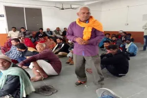 अयोध्या: तहसील क्षेत्र में दबंगों का बोलबाला, धरने पर बैठे ग्रामीण तो शुरू हुई चकमार्ग की पटाई