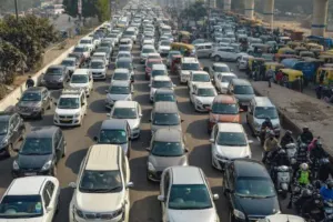 दिल्ली से लगे गाजीपुर बॉर्डर पर यातायात आंशिक रूप से बहाल