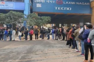 दिल्ली: कोविड-19 रोधी नई पाबंदियों के बाद, मेट्रो स्टेशन पर लगीं लंबी कतारें