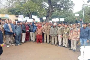 बहराइच: सड़क पर उतरकर दैनिक वन कर्मियों ने किया विरोध प्रदर्शन, जानें क्यों?