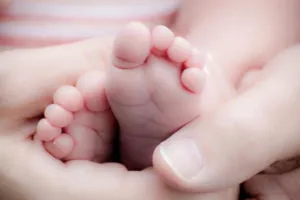 महाराष्ट्र: कड़ाके की ठंड में कूड़ेदान में मिली नवजात बच्ची, मां की तलाश शुरू