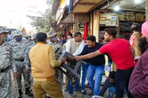 बरेली: अतिक्रमण हटाने गई नगर निगम की टीम से नोंकझोंक