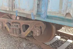 मालगाड़ी के पटरी से उतरने के कारण लखनऊ-कानपुर रूट बाधित