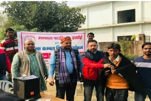 हरदोई: कड़ाके की ठंड में जरूरतमंदों का सहारा बनी टीम मानवता फाउंडेशन, बांटे कंबल